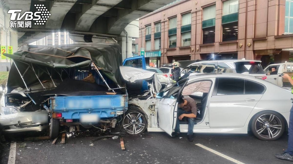 通緝犯疑似毒駕,失控釀成三輛車車禍,三人送醫。 (圖/TVBS)