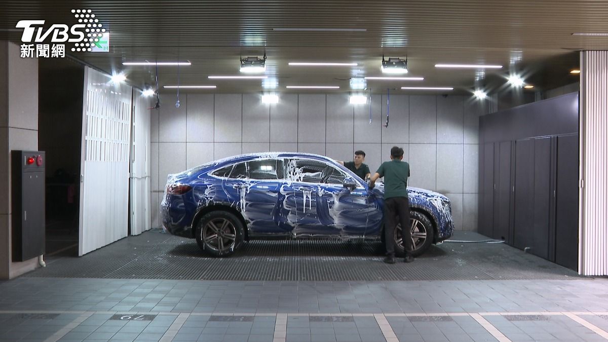 豪宅服務太狂了!專人洗車只要300元。(圖/TVBS)