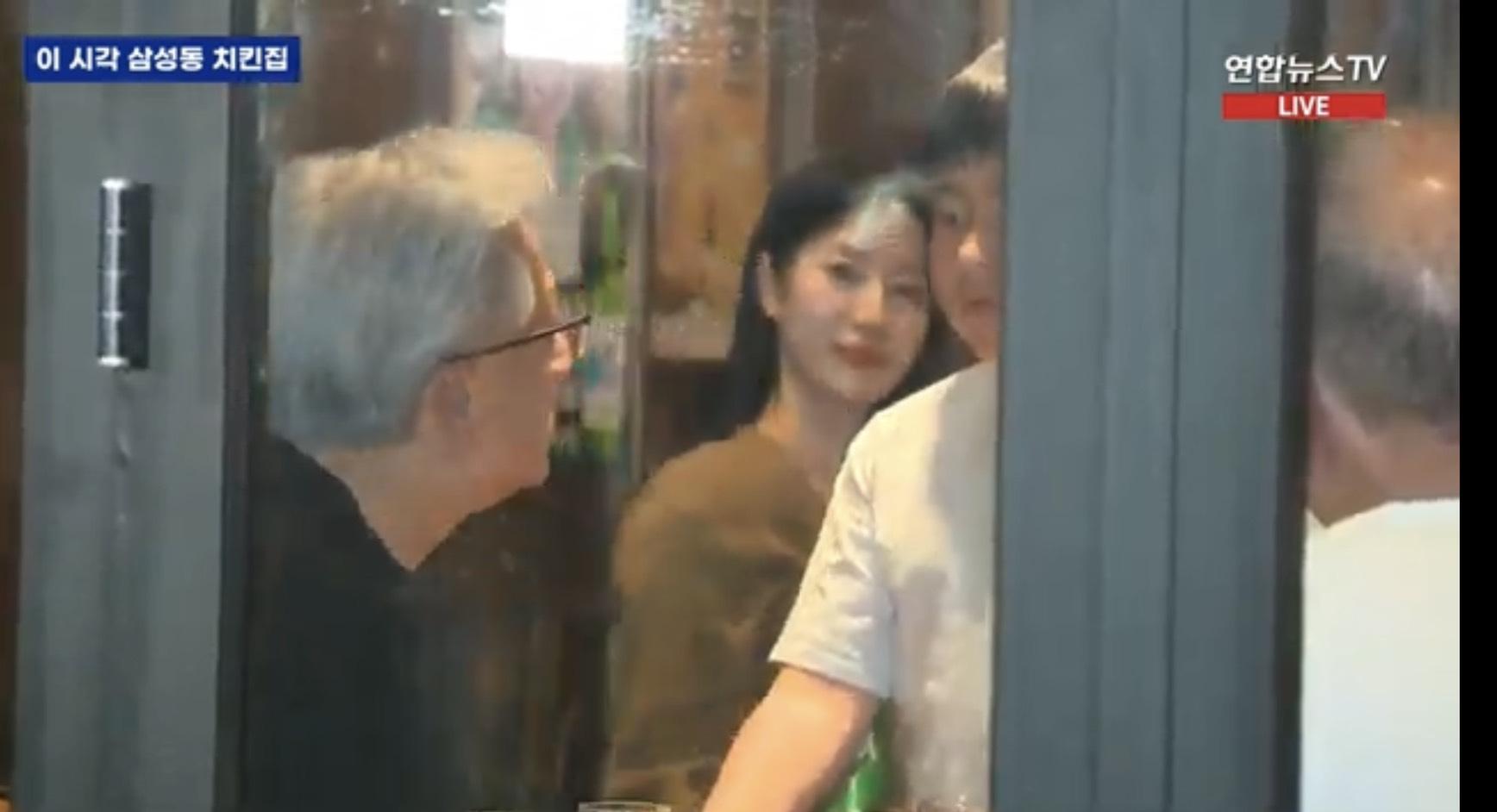黃仁勳認真聆聽小朋友說話。（圖／翻攝自yonhapTV）