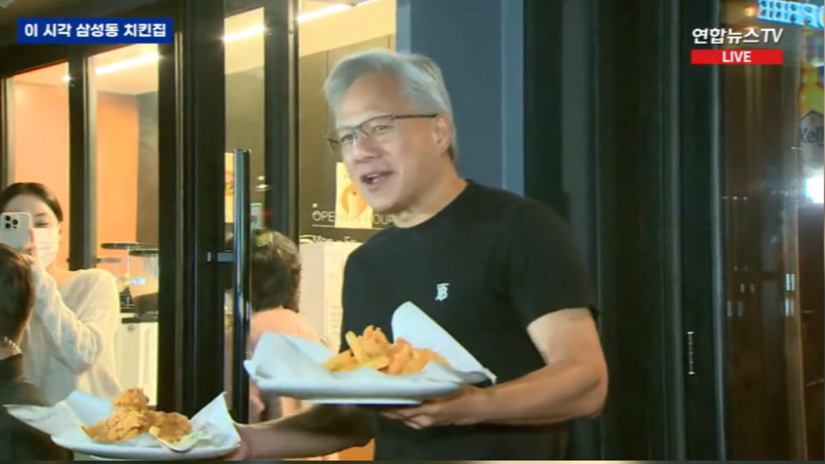 黃仁勳揪三星及現代會長吃炸雞談AI。(圖片來源/YonhapnewsTV提供 )