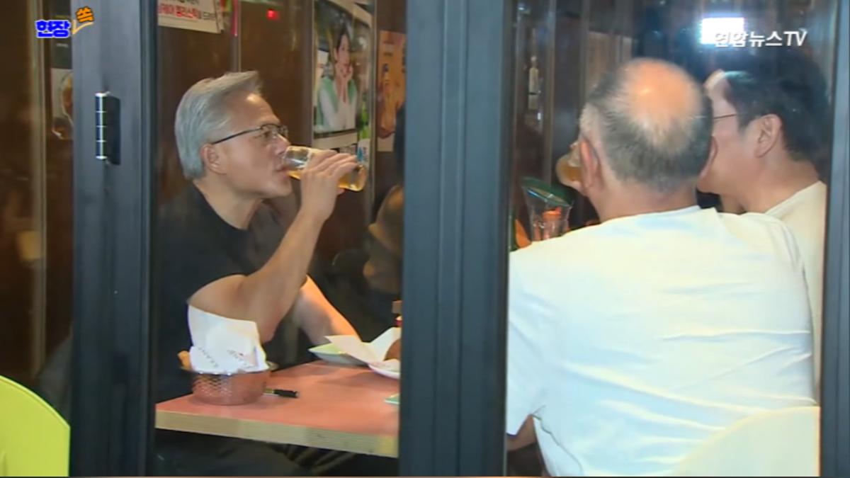 黃仁勳時隔15年訪韓,粉絲搶拍打卡。(圖片來源/YonhapnewsTV提供 )