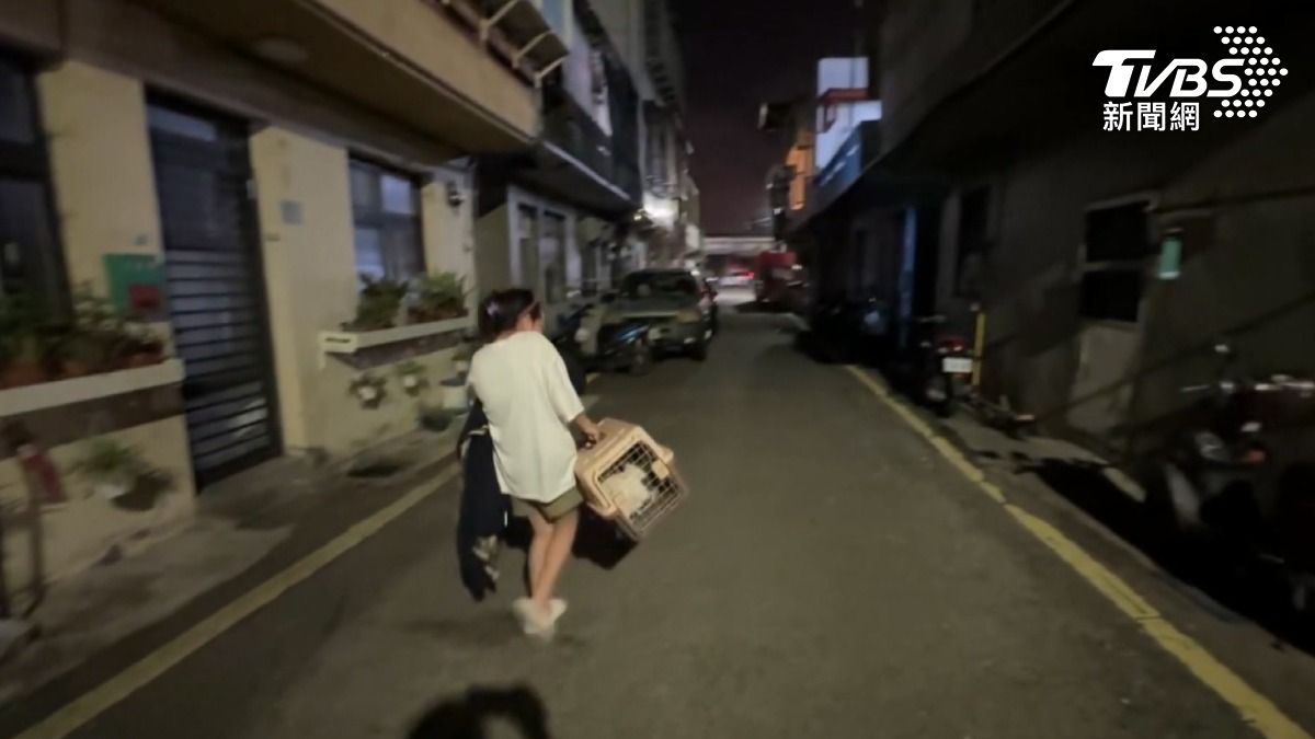竹市一處地下室工程，造成周邊地層下陷惡化，晚間急忙撤離19戶33人。（圖／TVBS）