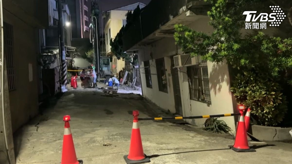 新竹市一處地下室工程，造成周邊地層下陷惡化，一旁民宅已明顯傾斜。（圖／TVBS）