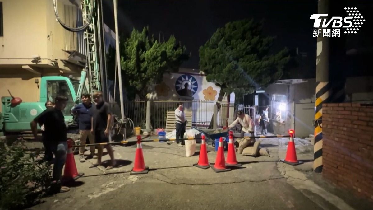 新竹市地下室工程，造成地層下陷、居民撤離，業者被要求停工漏夜補強。（圖／TVBS）