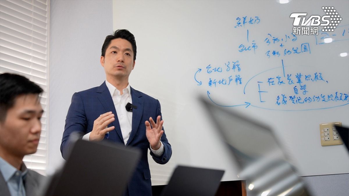 蔣萬安領導北市府團隊以溝通見長,會先在白板上手繪魚骨記錄思路和決議,並拍照圖片追蹤進度。(圖/柯勝雄攝)