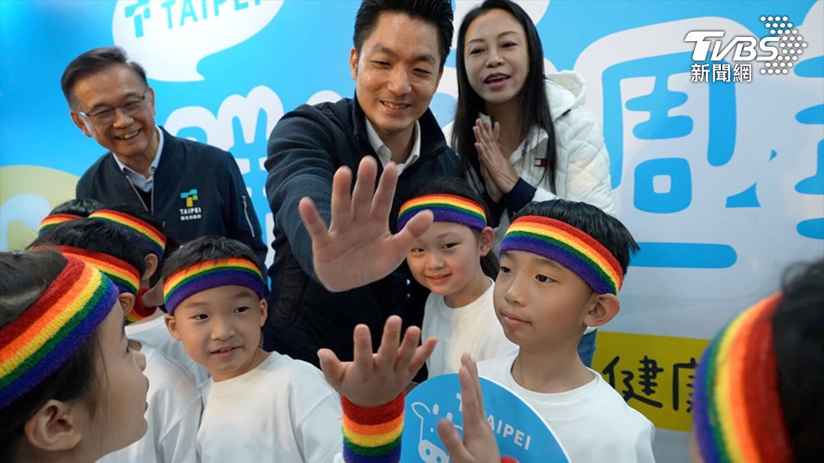 「鮮奶周報」政策在今年四月上路,讓12歲以下每位孩童每周喝鮮奶或豆漿,是蔣萬安市長重要政績之一。(圖/柯勝雄攝)