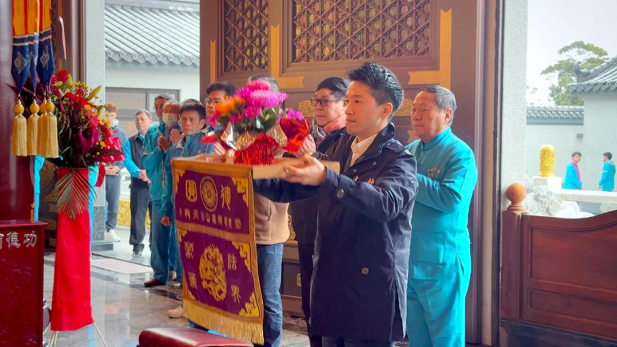 總統府副祕書長何志偉出席桃園大溪的九龍天台山圓德慈惠堂，並代表總統贈「護國佑民」墨寶。（圖／柯勝雄攝）