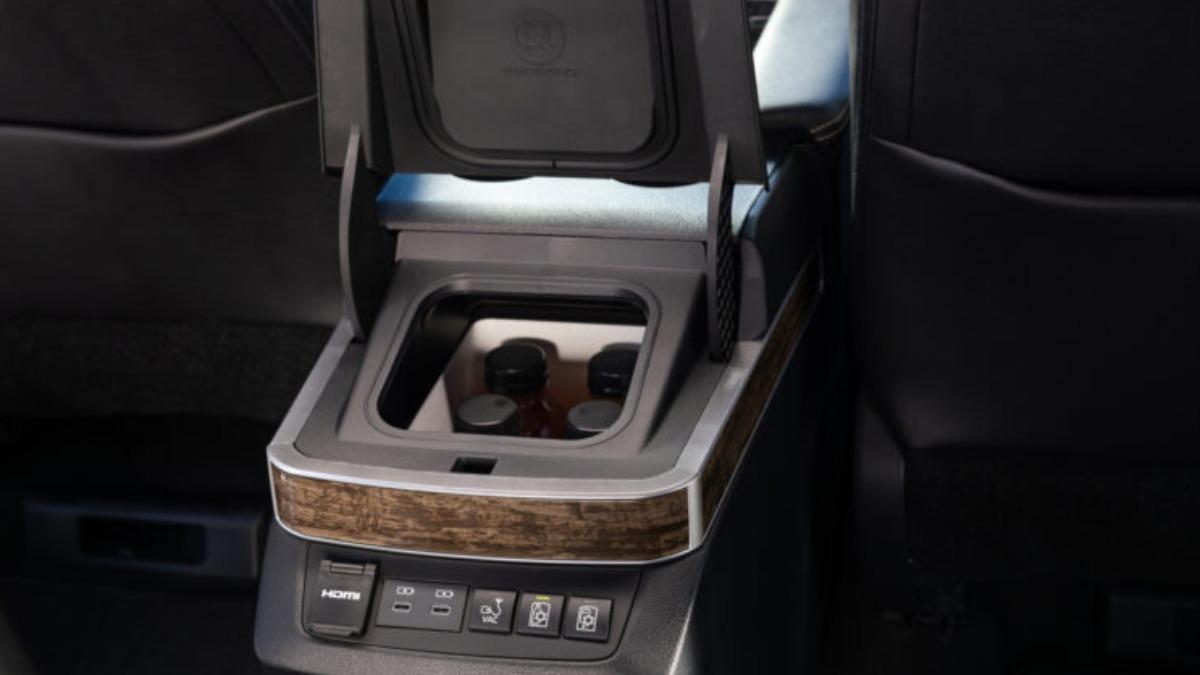 冰箱為Sienna Limited車型選配,Platinum為標配內容。(圖/Toyota提供)