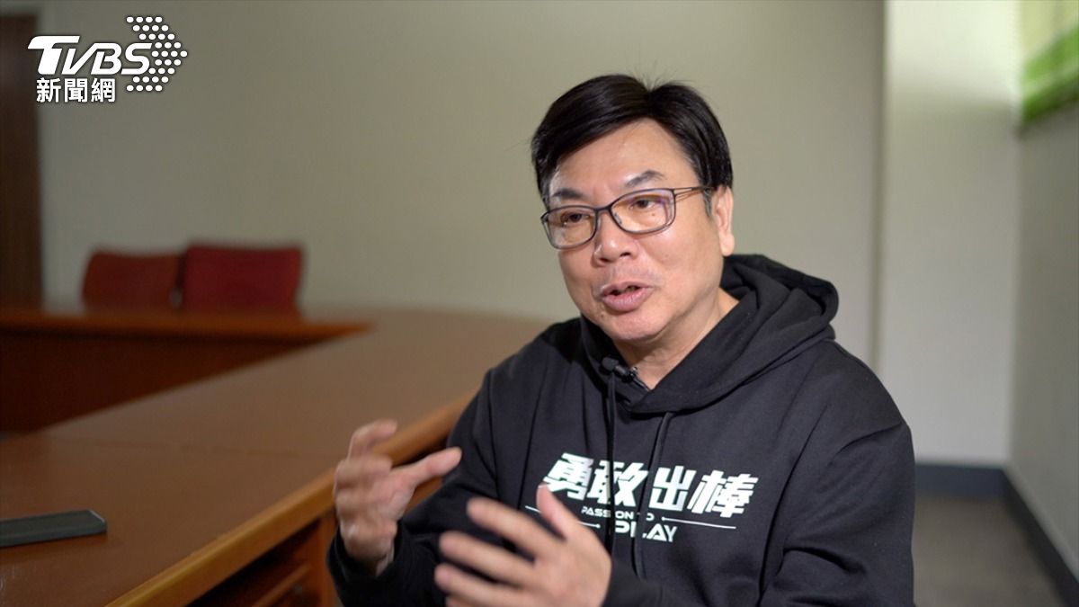 在新北磨練37年的劉和然,穿著「勇敢出棒」的帽T被解讀為為參選做準備。(圖/柯勝雄攝)