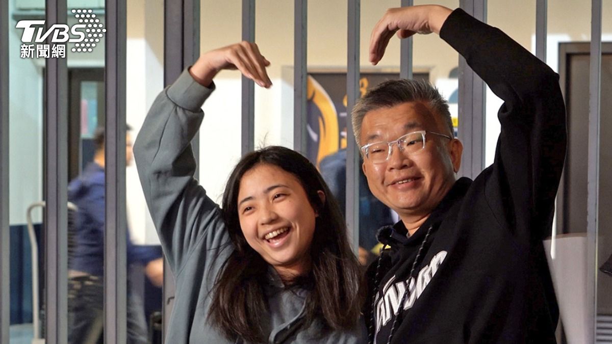 蔡其昌因12強棒球賽有了總機外號，深受球迷喜愛，常被包圍要合照要簽名。（圖／柯勝雄攝）