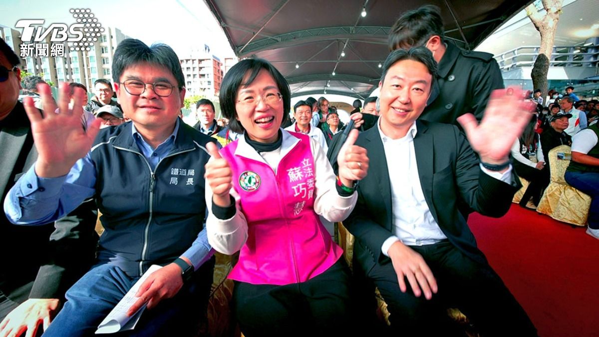 蘇巧慧（中）推動6.1億元的鳳鳴車站，當地人等了20年。（左為鐵道局長楊正君、右為交通部長陳世凱）。（圖／柯勝雄攝）
