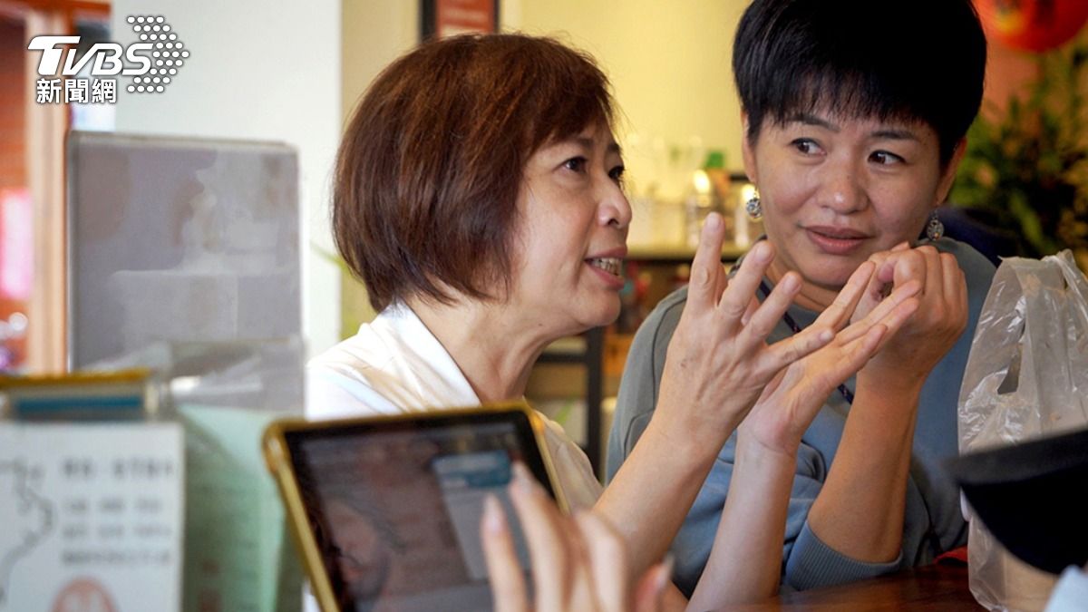 「土雞蛋打下去,蛋黃不會散掉。」何欣純雙手比出土雞蛋打在爐子上的樣貌。(圖/柯勝雄攝)