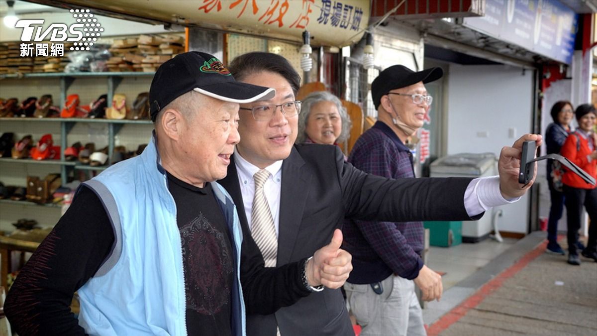 走訪淡水老街,林右昌被民眾拱著選新北市長。(圖/柯勝雄攝)