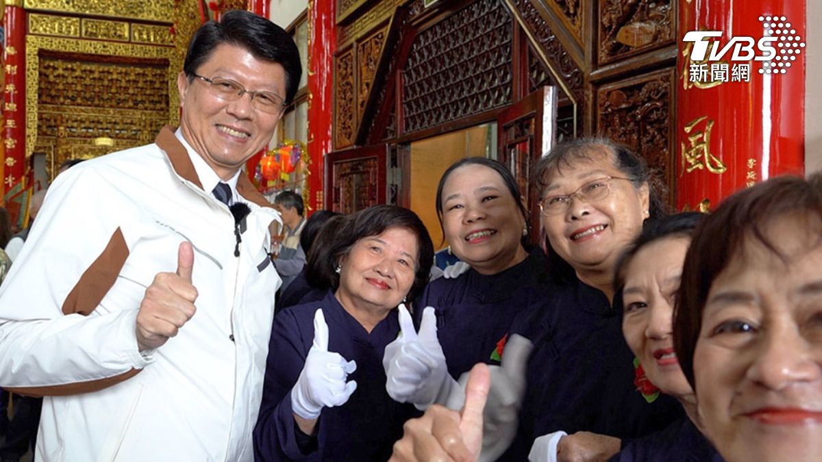 謝龍介承諾只做一任四年,想要吸收對手支持者,祭出的突圍策略。(圖/TVBS)