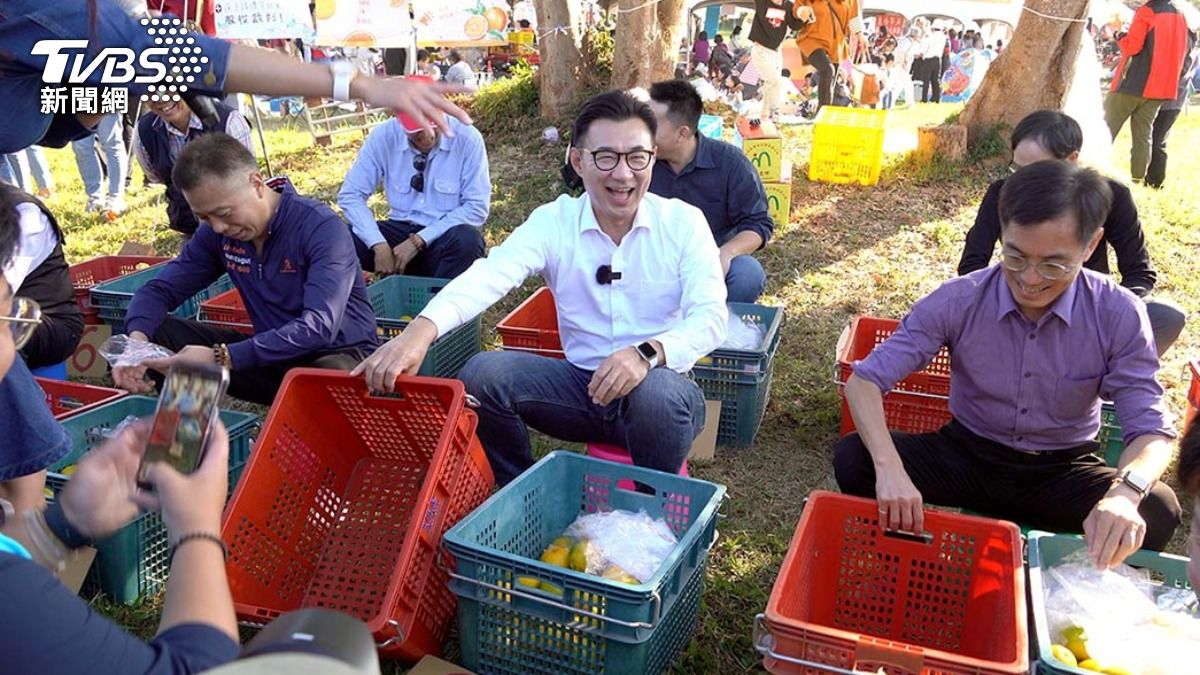 江啟臣說祖父家中種橘子，從小套橘子領零用錢，還現場示範套橘子袋。（圖／柯勝雄攝）