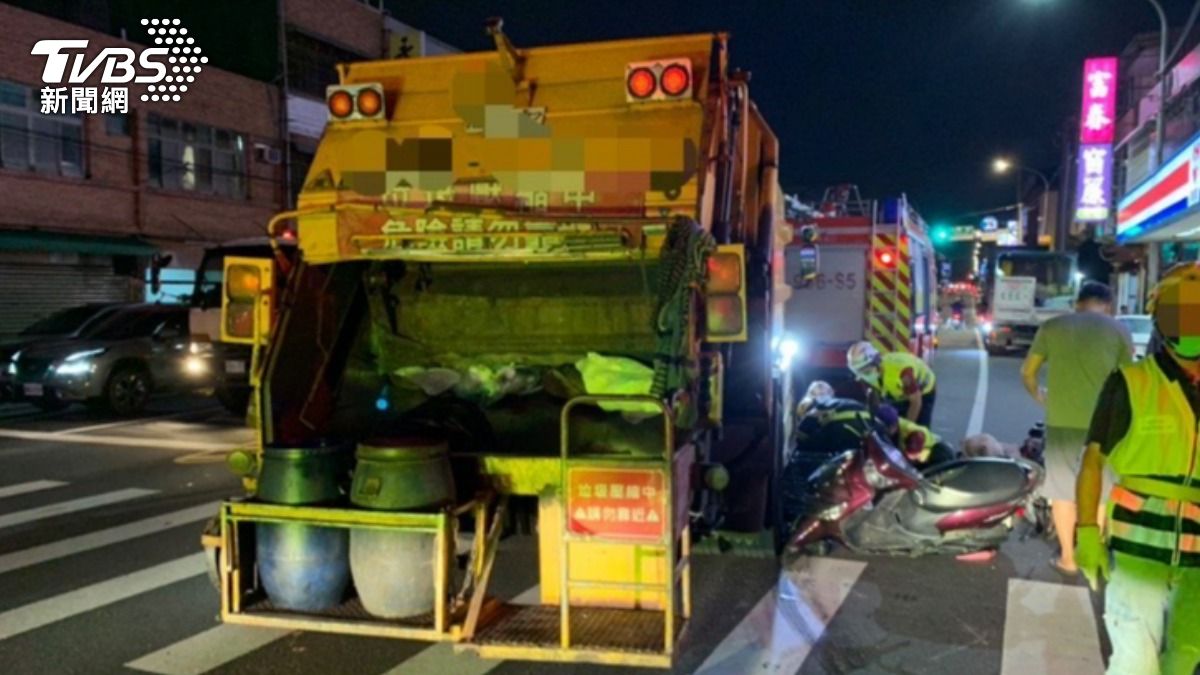 女騎士被卡在車底,緊急送醫。(圖/TVBS)