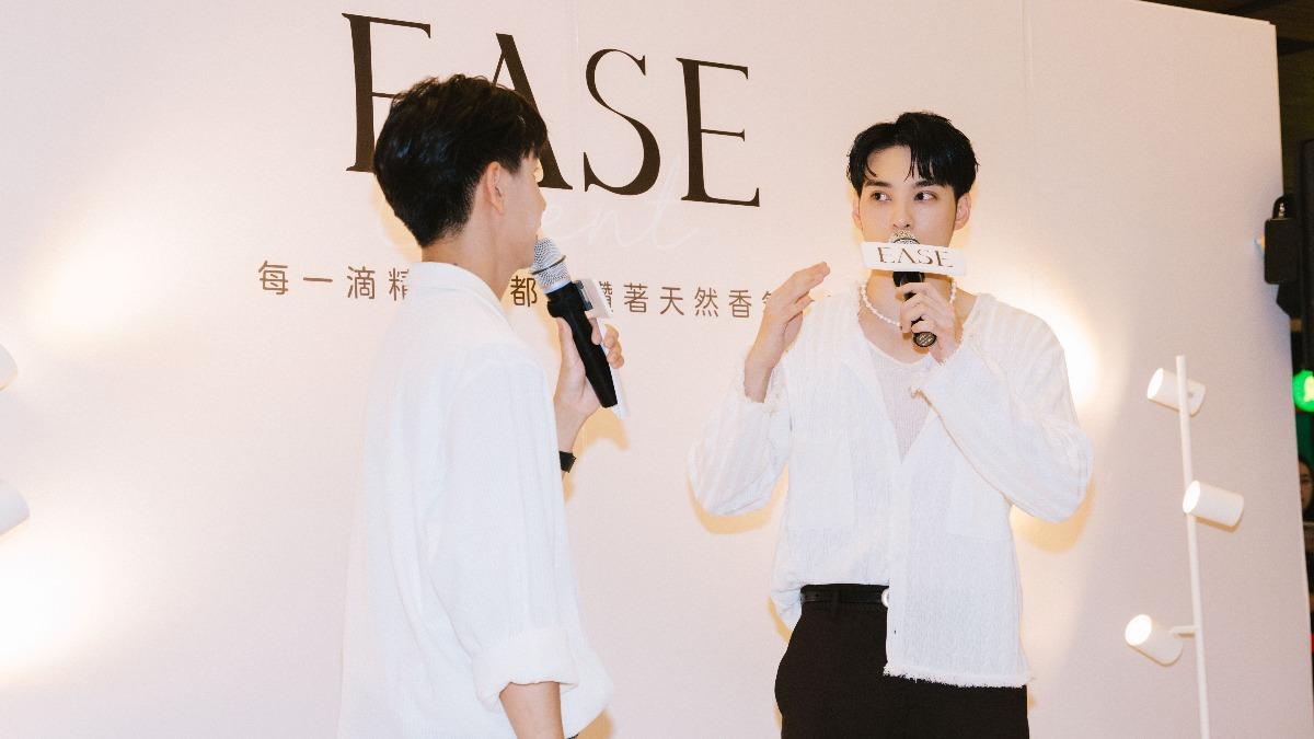 黃偉晉分享自己的用香習慣。(圖/Ease香氛提供)