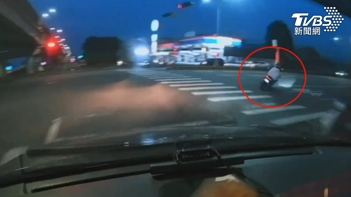 一名男大學生因騎乘改裝機車拒絕警方盤查,一路違規危險駕駛,被開了43張罰單。(圖/TVBS)