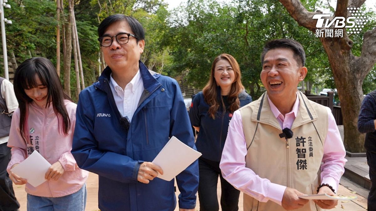 許智傑(右)和高雄市長陳其邁(左)是雄中同班同學。(圖/TVBS)