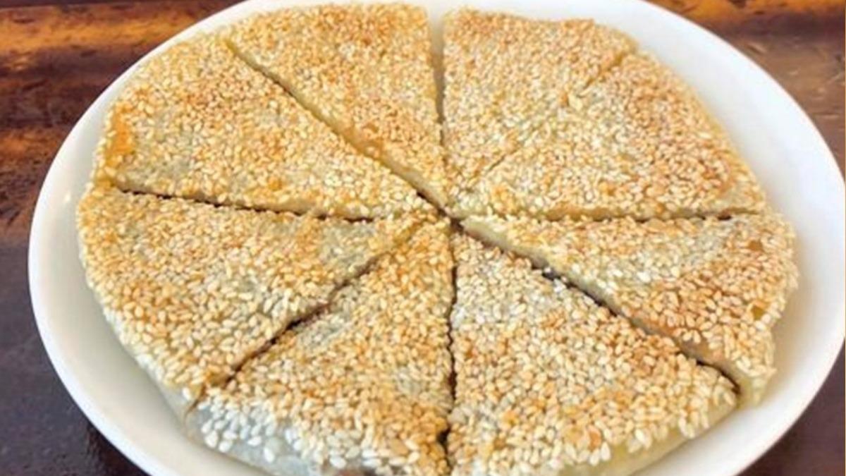 豆沙鍋餅帶有芝麻與餅皮酥香，內餡混合２種豆沙，入口好絲滑。（圖／MICHELIN、杭州小籠湯包）