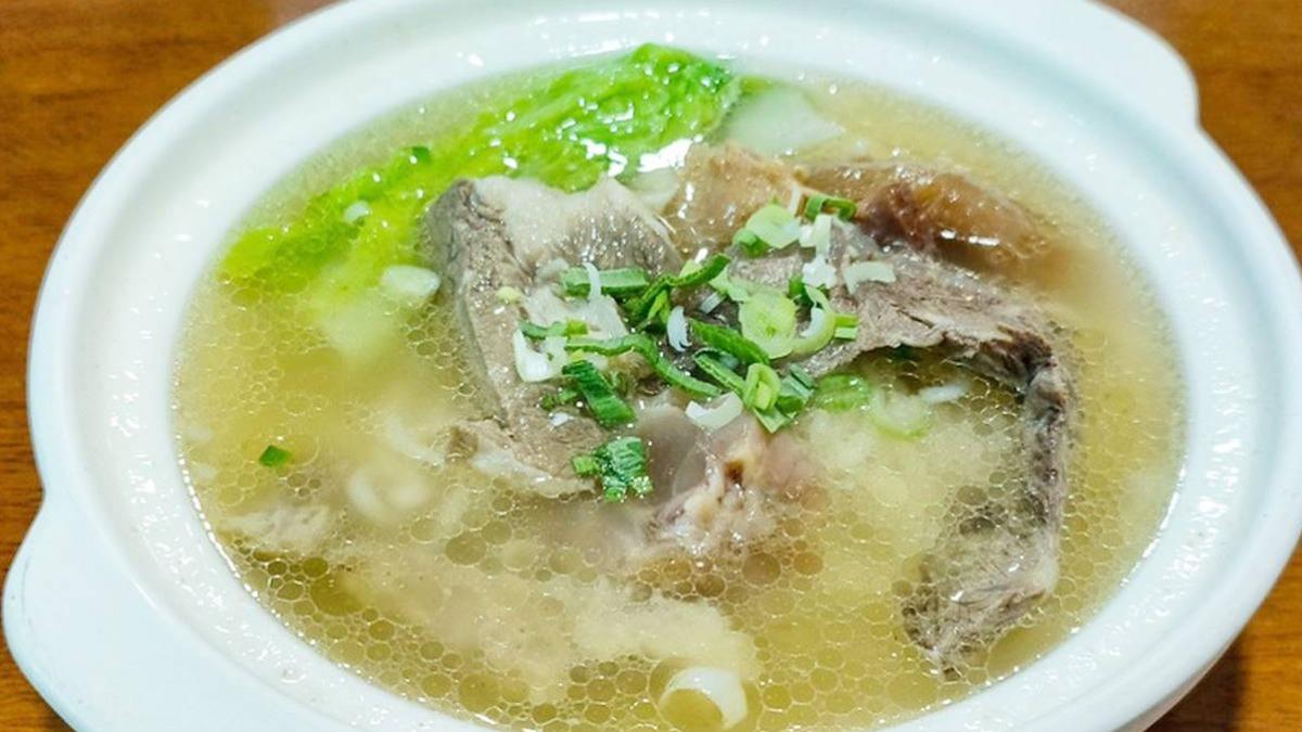 清燉牛蹄筋肋排麵的麵條是拉麵，牛筋軟嫩。（圖／鄉民食堂）