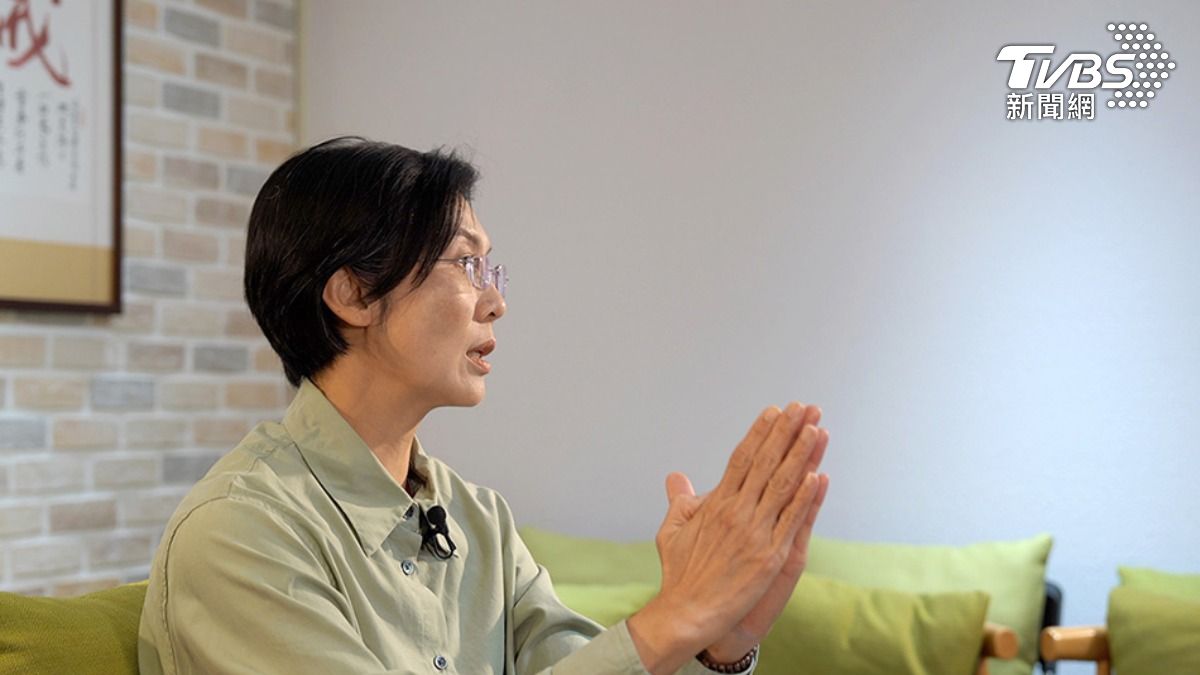 林岱樺是佛教徒,長期吃素快30年,後牆上掛著「戒」字,雙手合十以慈悲護生。(圖/TVBS)