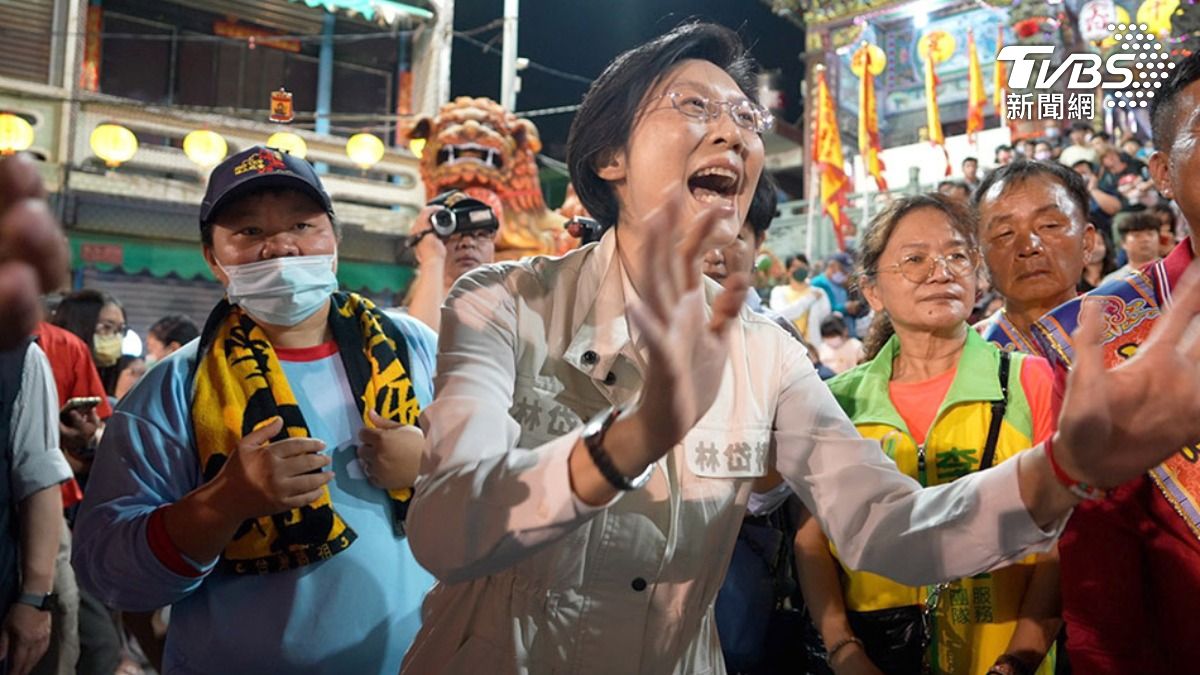 林岱華跑行程,總是身穿背心,可以隨手從口袋裡記下民眾的電話和陳情事務。(圖/TVBS)