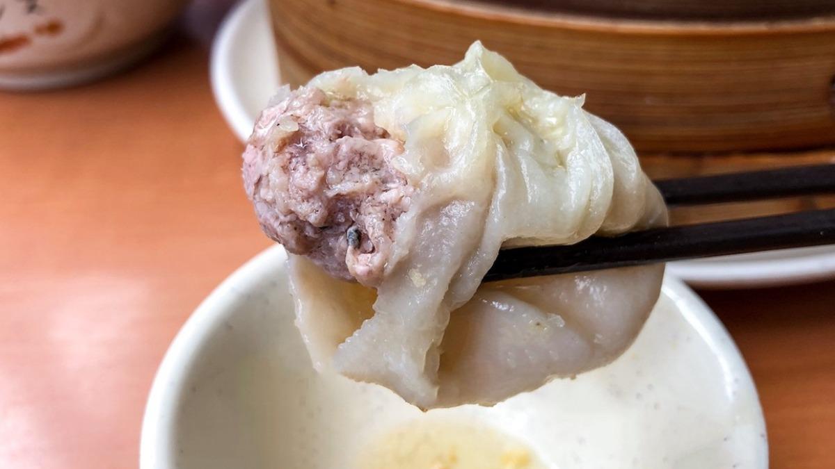 小籠包外皮不會過厚，且內餡肉汁多，不用沾醬就好吃。（圖／娜姐 Foodelicious）