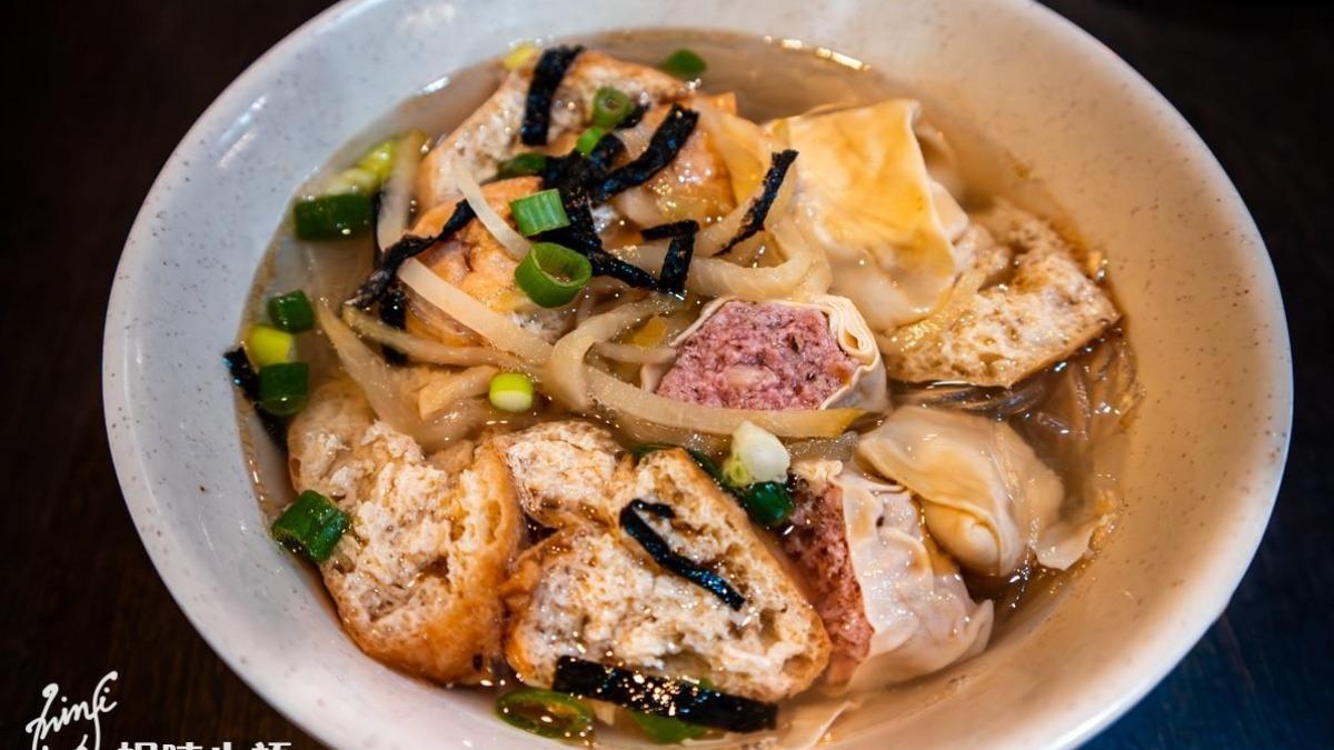 油豆腐細粉也很多老饕會點，可以嘗到吸飽高湯的粉絲、肉餡飽滿的腐竹肉捲。（圖／妮喃小語）