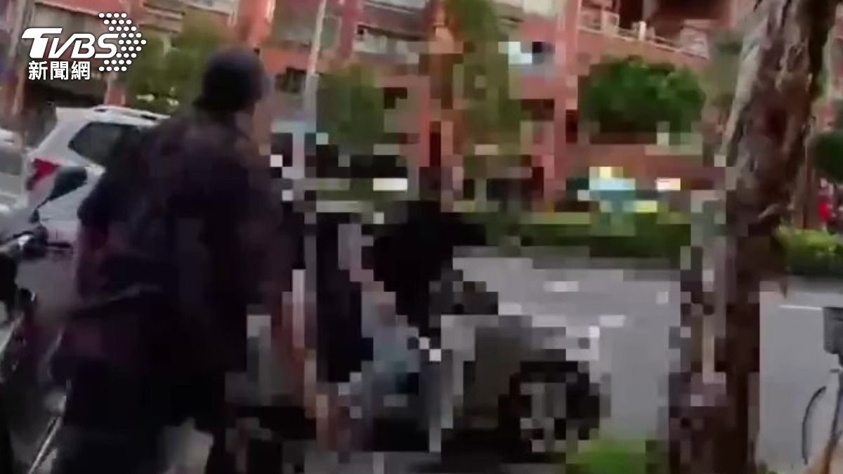 嫌犯趁隙開車逃逸。(圖/TVBS)