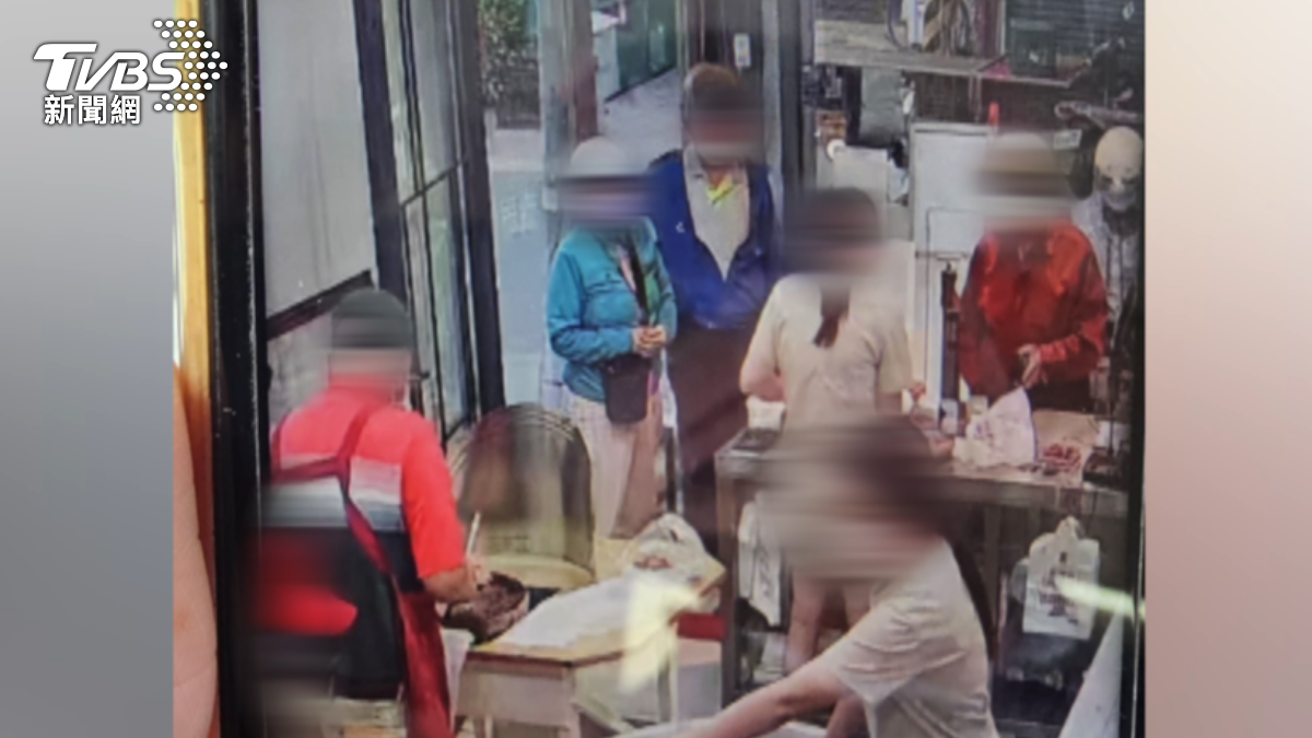 面對這樣的指控,店家感到十分不解,一再向阿嬤解釋不可能有這種情況。(圖/TVBS)