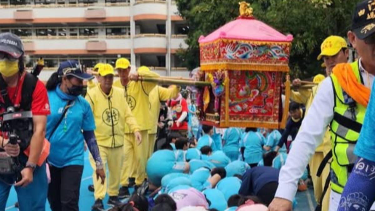 粉紅超跑進入廣福國小。(圖/翻攝自白沙屯拱天宮臉書)