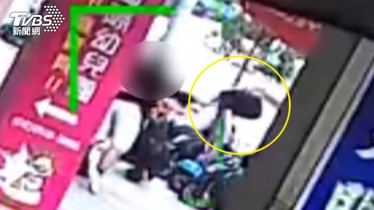 車手遭警逮,把300萬贓款丟給接應同夥載走逃逸。(圖/TVBS)
