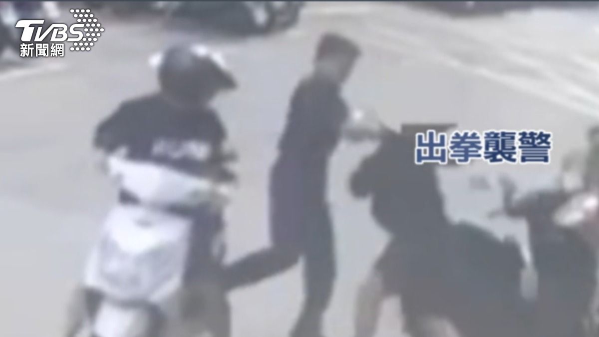 八里男當街襲警,往員警胸口揮拳,遭到過肩摔制伏。(圖/TVBS)