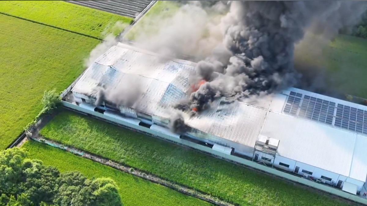 彰化永靖帆布倉庫「黑龍衝天」燒毀！民眾數公里外驚見濃煙。(圖／彰化縣消防局提供)