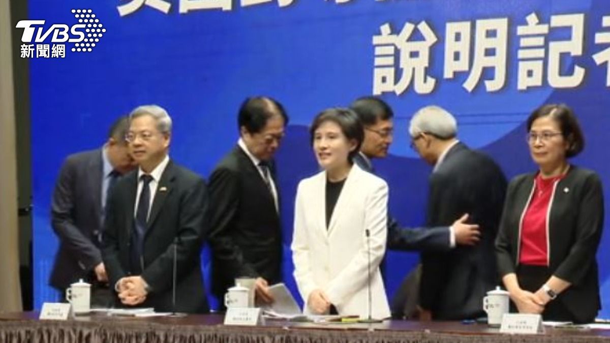 日前行政院副院長鄭麗君召開記者會。(圖/TVBS)