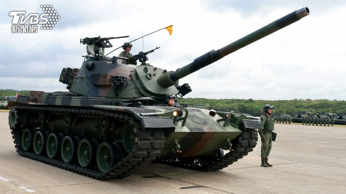 M1A2T採用1500匹馬力燃氣渦輪發動機,具優異的機動性,道路行駛時速可達67公里,越野時速約40公里,能迅速投入戰場。(圖/潘建樺攝)