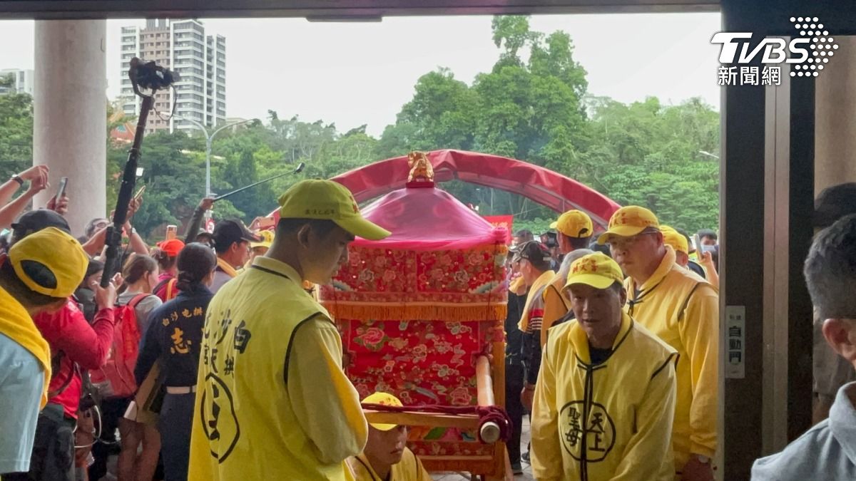 粉紅超跑白沙屯媽祖抵土城!停駕分局、區公所 眾人鑽轎腳畫面曝
