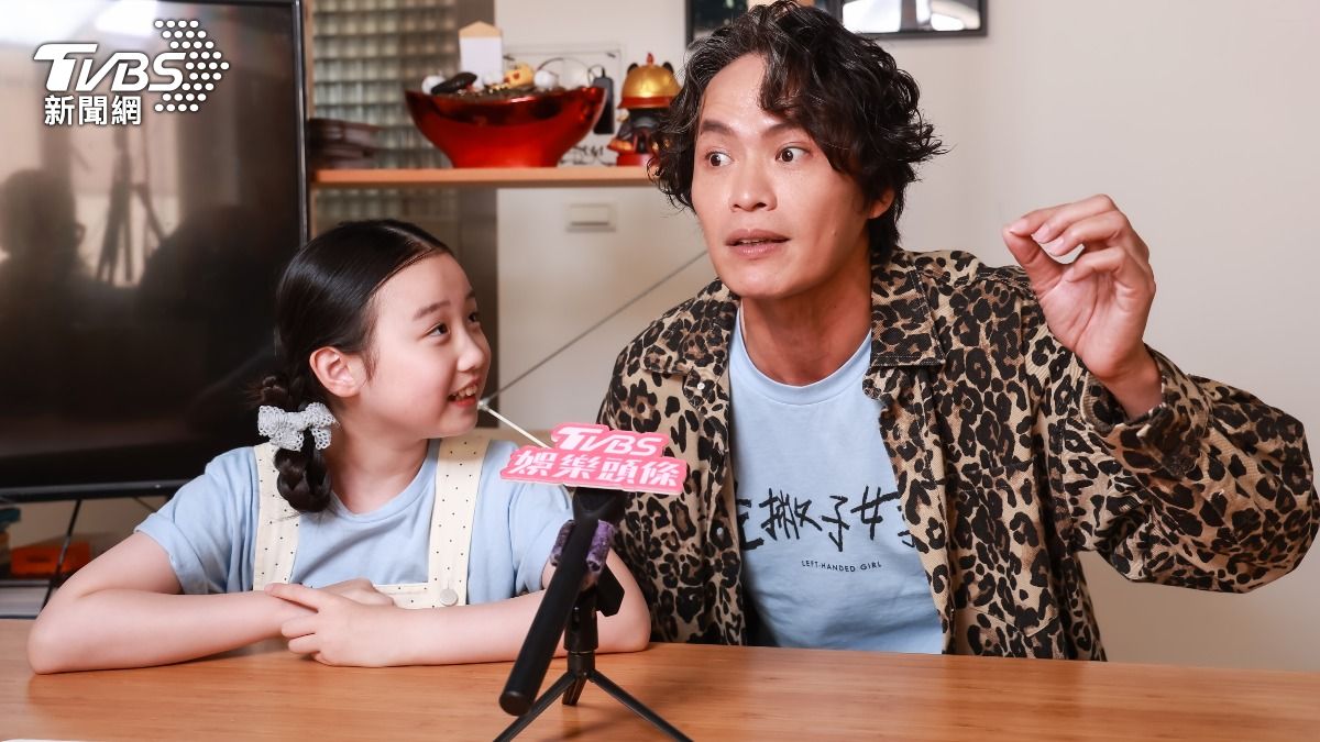 黃鐙輝(右)演出《左撇子女孩》與9歲小童星葉子綺互動幽默。(圖/記者趙世平攝)
