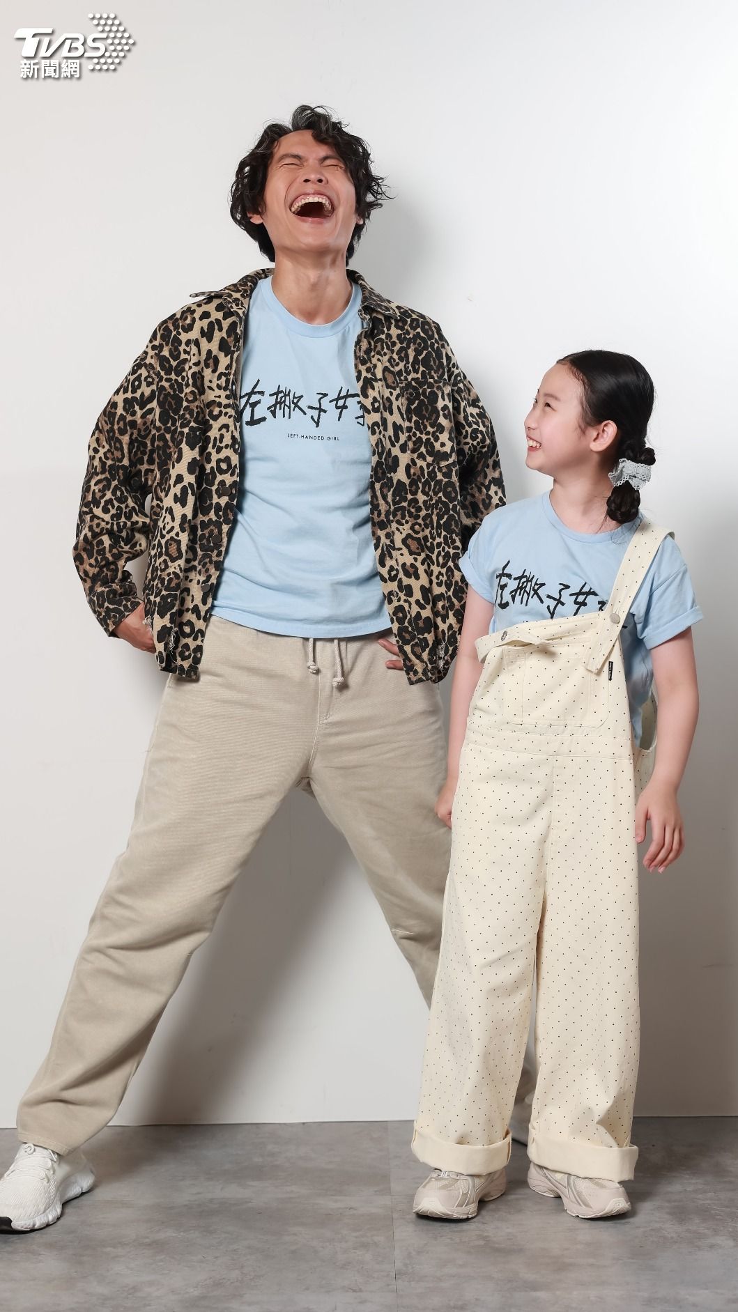 黃鐙輝(左)演出《左撇子女孩》與9歲小童星葉子綺互動幽默。(圖/記者趙世平攝)
