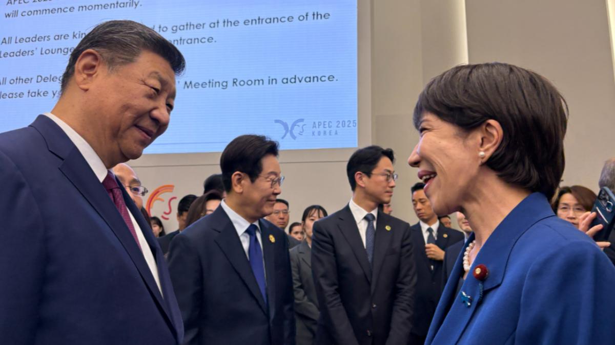 日相高市早苗在APEC峰會開始前,與中國國家主席習近平交談。(圖/翻攝自高市早苗X)