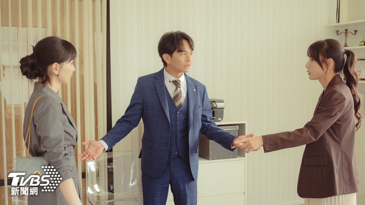 黑嘉嘉(左起)、楊銘威、房思瑜陷入三角關係。(圖/TVBS)