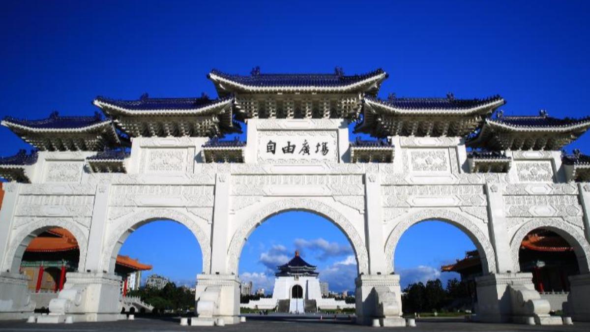 中正紀念堂園區主建築主要採藍白兩色，象徵中華民國國徽。（圖／翻攝自中正紀念堂官網）