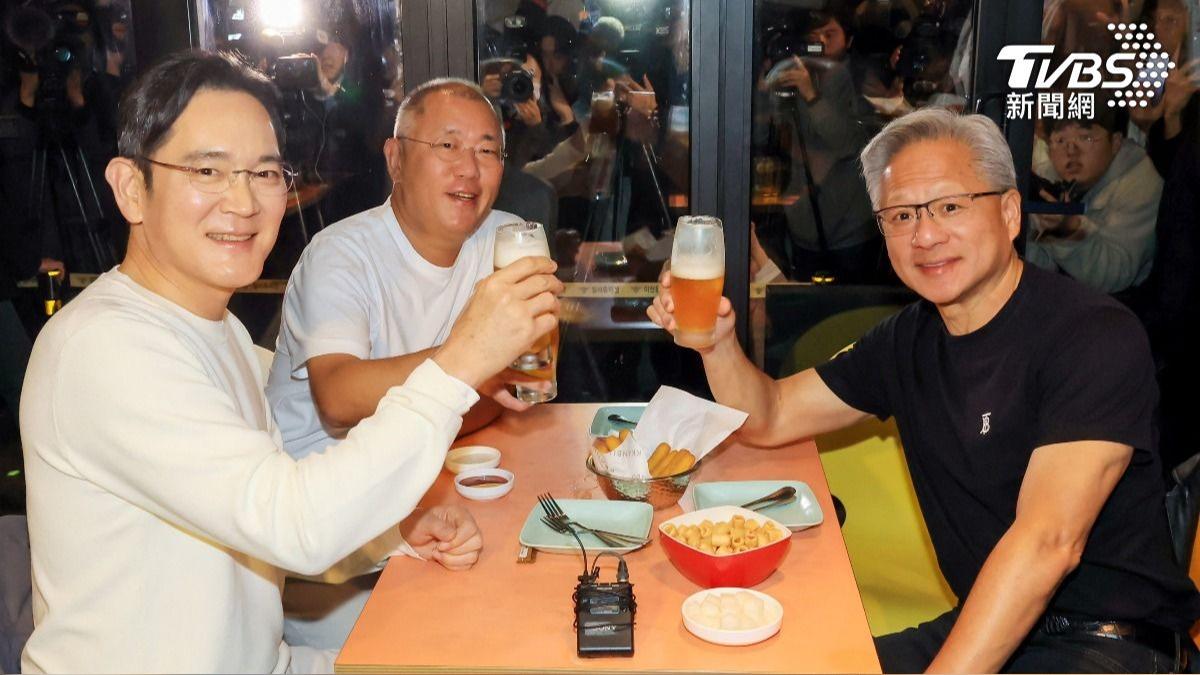 黃仁勳邀請三星會長李在鎔、現代會長鄭宣義一同吃炸雞。（圖／達志影像路透社）