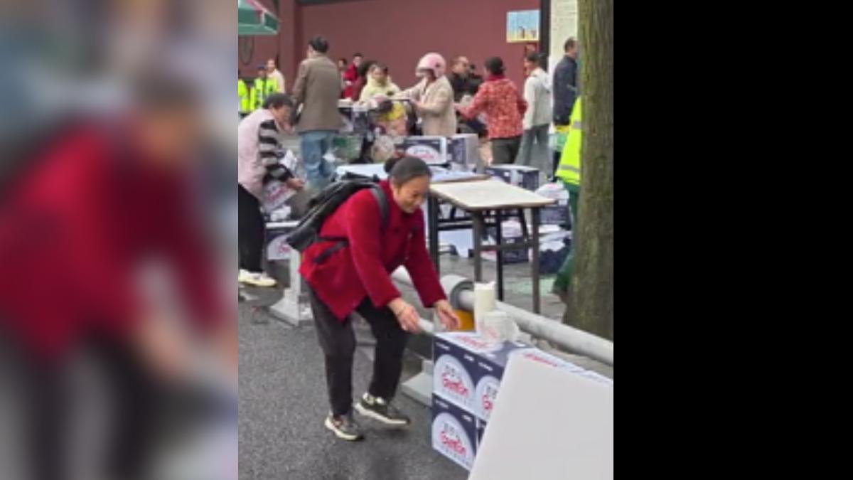 成都馬拉松爆發亂象,不少民眾瘋搶馬拉松補給站物資。(圖/網路)
