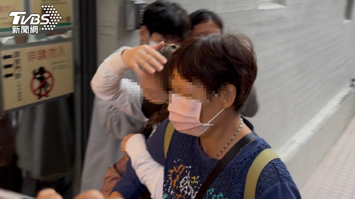 曾女母親與哥哥抵達解剖中心。(圖/張貴翔攝)
