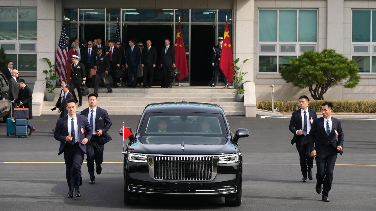 中南海貼身保鑣,以肉身護車的陣型護衛大陸國家主席習近平安全。(圖/美聯社)