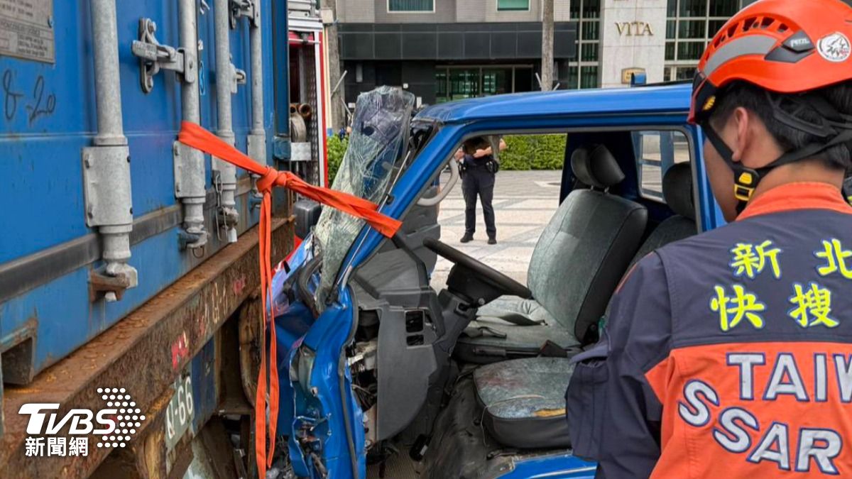新北聯結車遭小貨車追撞 倒楣駕駛被查出不合格駕照慘了