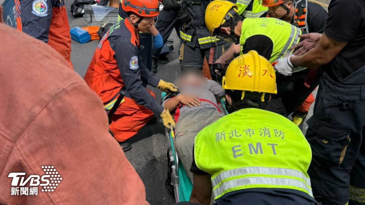警消獲報到場後,立即協助廖男脫困。(圖/TVBS)