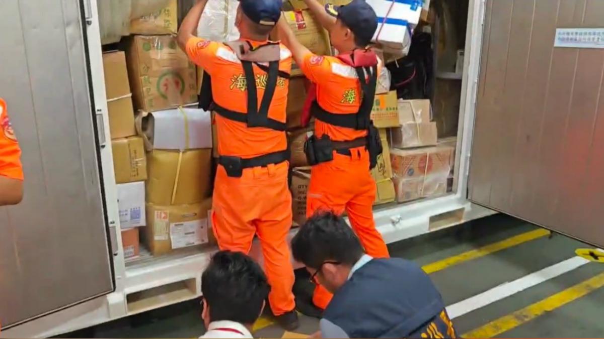 離島返台航線全面提升安檢與人工拆檢率。 (圖/海巡署金馬澎分署提供)